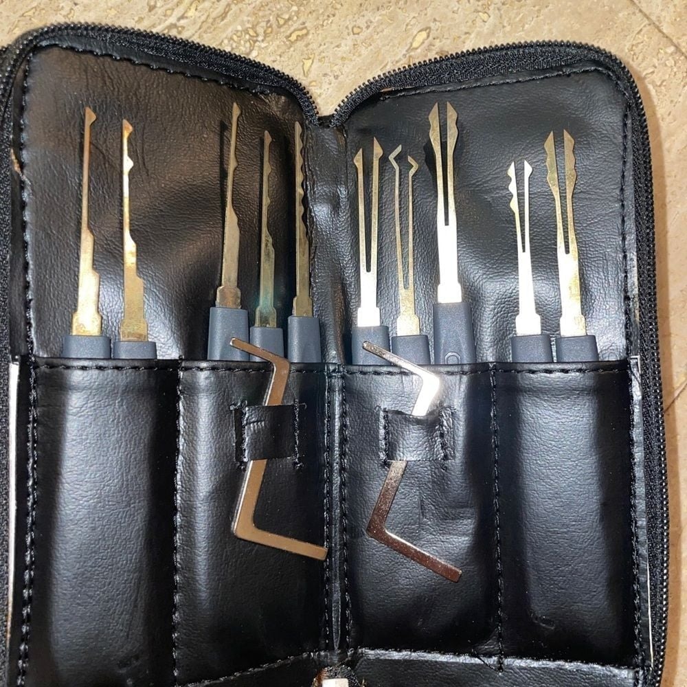 Goso 24 Pieces Unlocking Lock kit New in zipped case